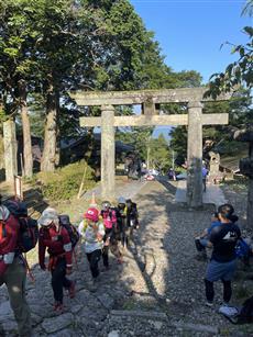 石の鳥居、チーム行動