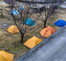 １　雨の中宮の前公園で幕営